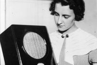 1933 Radiolyssnare med den senaste modellen av radio.