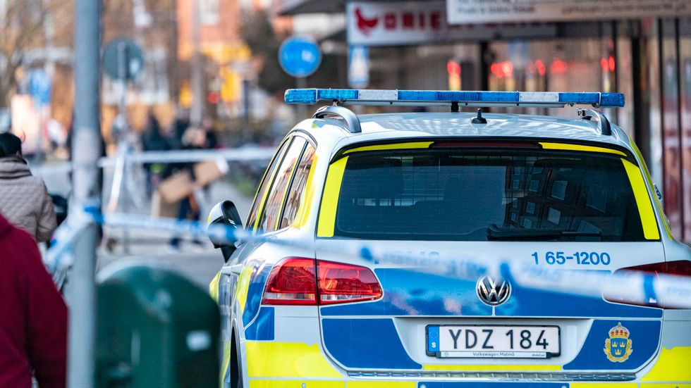 Polisen spärrade av området utanför fastigheten på Sallerupsvägen i centrala Malmö på fredagseftermiddagen.