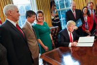 Början på slutet? President Donald Trump signerar en exekutiv order där han beordrar finansdepartementet att riva upp finanslagstiftningen Dodd Frank, som kom till efter bankkraschen 2008.