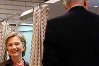 Hillary Clinton och maken Bill röstar på en skola i Chappaqua, New York.