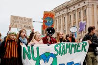 Den ungdomsledda organisationen Aurora demonstrerade i Stockholm den 25 november inför inlämning av sin stämningsansökan mot staten för bristande klimatarbete. 