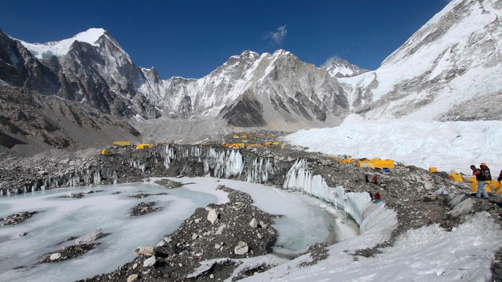 Isen på en glaciär i närheten av Mount Everests topp smälter i snabb takt. På fotot syns baslägret i Nepal. Arkivbild.