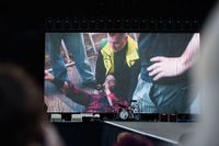Foo Fighters Dave Grohl pratar i mikrofon till publiken efter att han fallit från scenen under en spelning på Nya Ullevi i Göteborg.