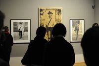 Joseph Beuys "La rivoluzione siamo Noi" flankerad av två kopior av Sturtevant.