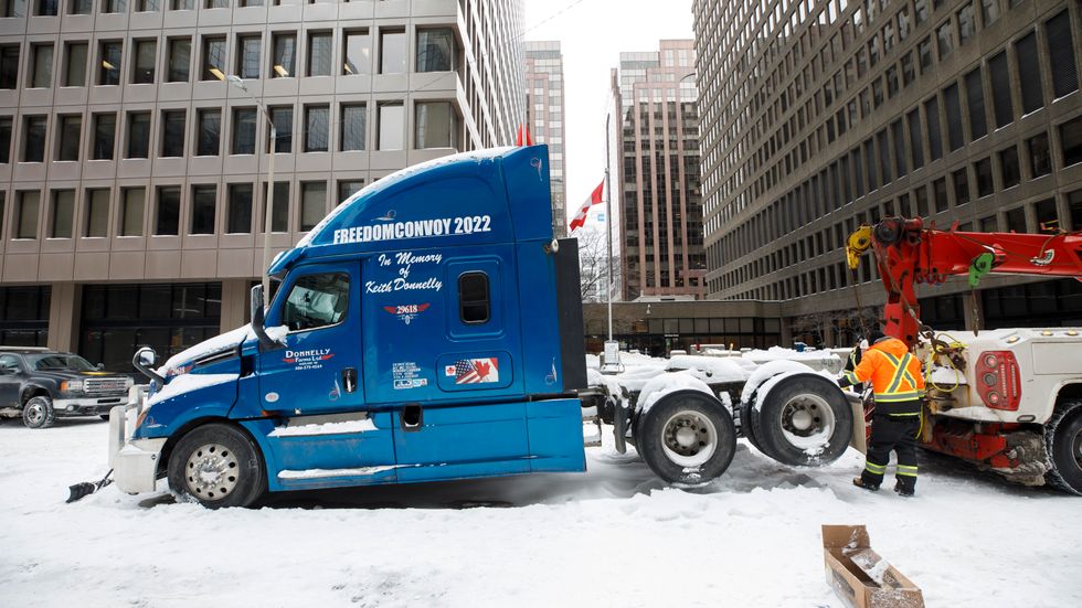 En lastbil bärgas från centrala Ottawa på söndagen. Sammanlagt har närmare 60 av de hundratals lastbilarna som blockerat stadens gator bärgats under de senaste dagarnas insatser.