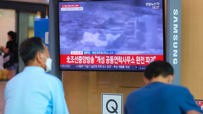 Människor i Seoul tittar på en tv-sändning om Nordkoreas sprängning av sambandskontoret i Kaesong.