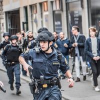 Poliser i samband med terrordådet på Drottninggatan 2017.