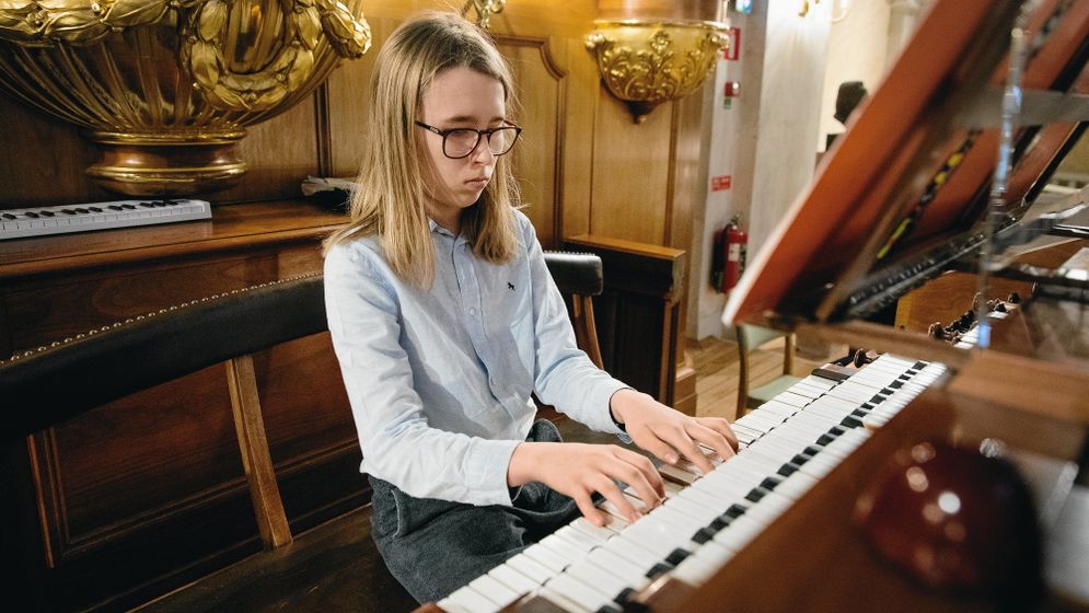 Casimir, 13, spelar orgel i Gustav Vasa kyrka i Stockholm. Efter gymnasiet vill han gå på en bra musikhögskola. Det finns en i Frankrike och en i New York som han är intresserad av.