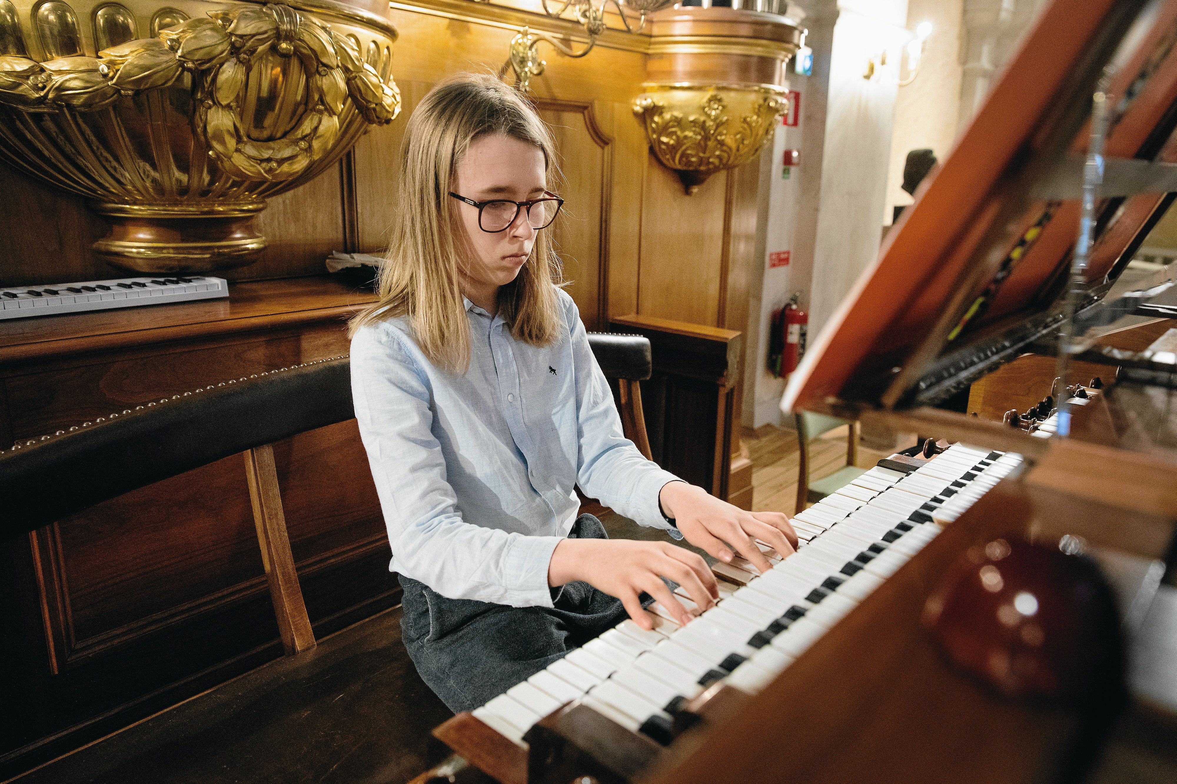 Casimir, 13, spelar orgel i Gustav Vasa kyrka i Stockholm. Efter gymnasiet vill han gå på en bra musikhögskola. Det finns en i Frankrike och en i New York som han är intresserad av.