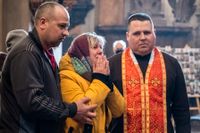 Volodymyr Datsenkos mamma och pappa tog ett sista farväl i kyrkan.