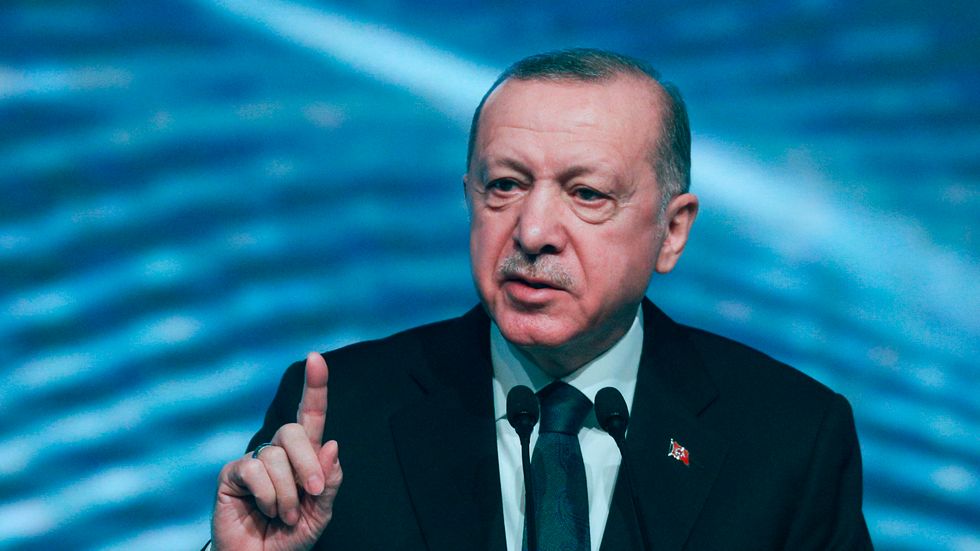 Turkiets president Recep Tayyip Erdogan – som inte tror på räntehöjningar för att kyla av ekonomin – har sedan centralbankschefer och topparna på statistikbyrån Turkstat bytts ut full kontroll över landets penningpolitik, enligt bedömare.