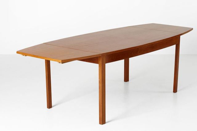 Matbord utfört av Torsten Schollin för Stockholms Hantverksförening, 1950-tal. Utropspris 6 000 kronor.