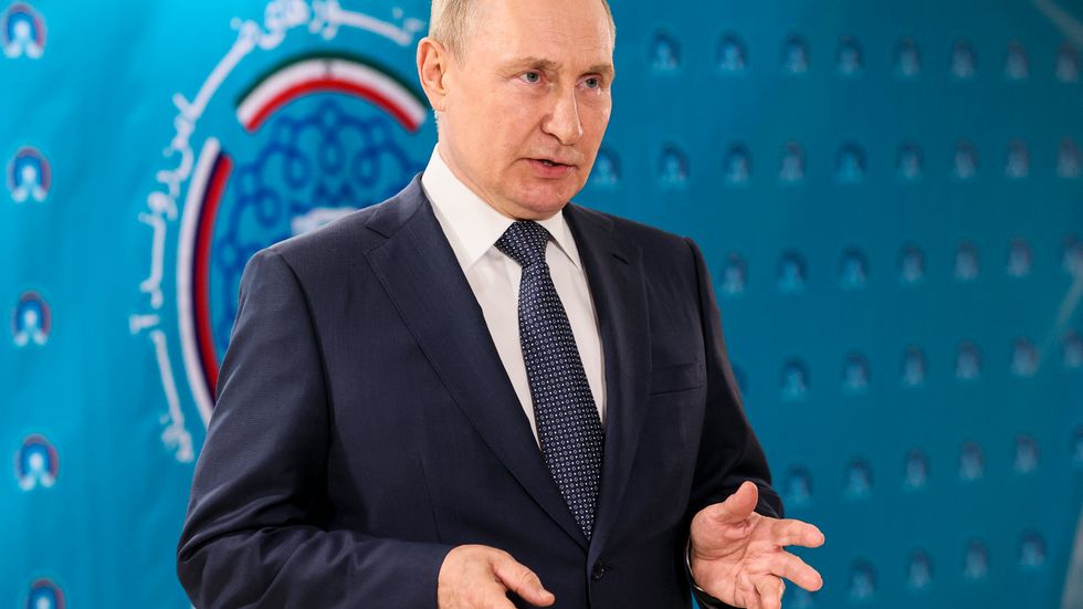 Rysslands president Vladimir Putin pratar om villkoren för gasleveranser till EU med journalister i samband med ett besök i Iran.
