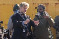 Christopher Nolan instruerar John David Washington, huvudrollsinnehavare i ”Tenet”.