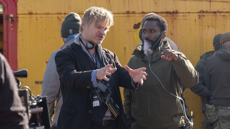 Christopher Nolan instruerar John David Washington, huvudrollsinnehavare i ”Tenet”.