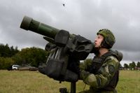 Svenska soldater övar luftförsvar mot attackhelikoptrar med robot 70. Arkivbild.