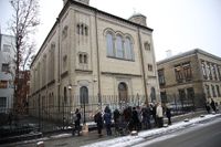 Människor har skrivit meddelande på pappershjärtan och fäst på grindarna till synagogan i Göteborg efter attacken mot judiska församlingens lokaler i lördags kväll.
