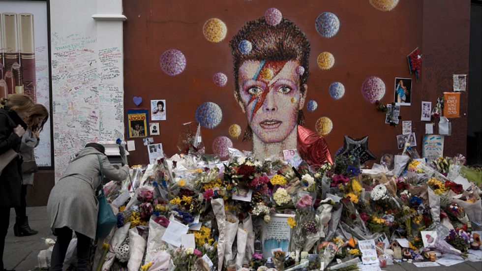 Väggen utanför David Bowies hus i New York fylldes av blommor och hälsningar efter hans död i januari.