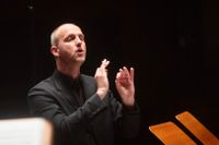  Peter Dijkstra säger adjö till Radiokören med att dirigera ”Trolldrycken”.