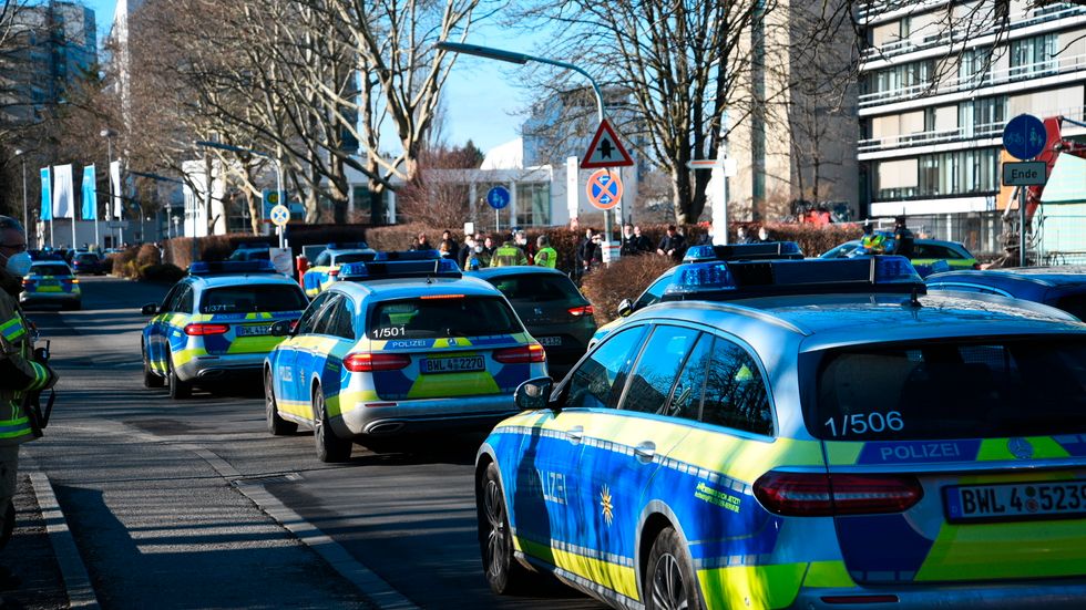 Polisbilar står på rad utanför universitetet Heidelberg i Tyskland efter att en ensam gärningsman skjutit flera personer.