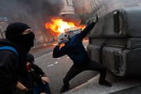Den stora demonstrationen var lugn, men på ett annat ställe i centrala Barcelona kastade maskerade demonstranter sten mot polisen.