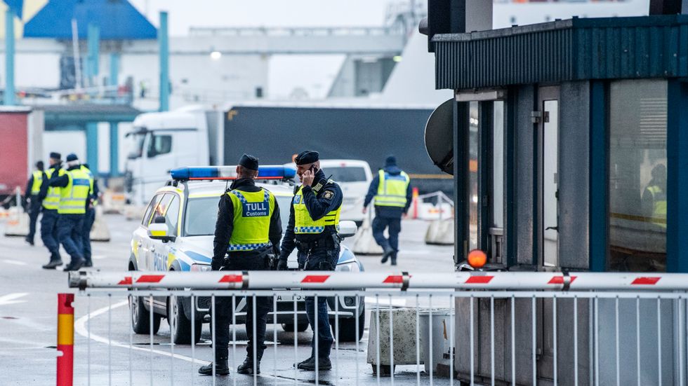 Polis, tull och kustbevakning i hamnen i Trelleborg. 