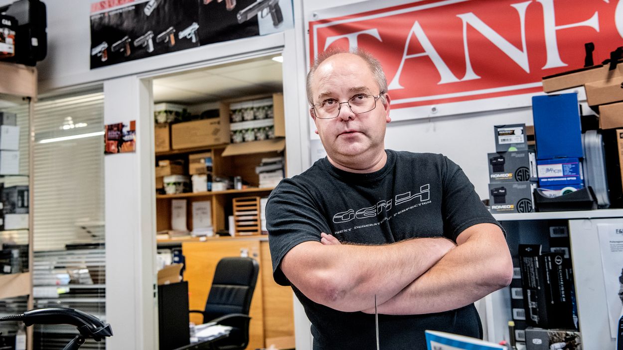 Torkel Persson på F & K Sport i Nacka sålde 79 pistoler och ett gevär till 43-åringen.