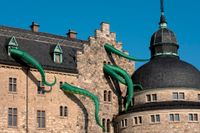 Kontnärsduon Filthy Luker och Pedro Estrellas intar Örebro slott med installationen ”Octopus Attacks”.  