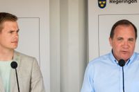 Utbildningsminister Gustav Fridolin (MP) och statsminister Stefan Löfven håller presskonferens på Spånga IP under politikerveckan i Järva.