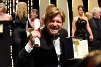 En jublande glad Ruben Östlund. Guldpalmen ses av vissa finare att vinna än en Oscar. 