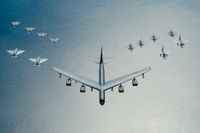 Ett amerikanskt B-52-plan leder en formation med två polska och fyra amerikanska F-16, två tyska Eurofighters – och fyra Jas Gripen-plan över Östersjön, 9 juni 2016.