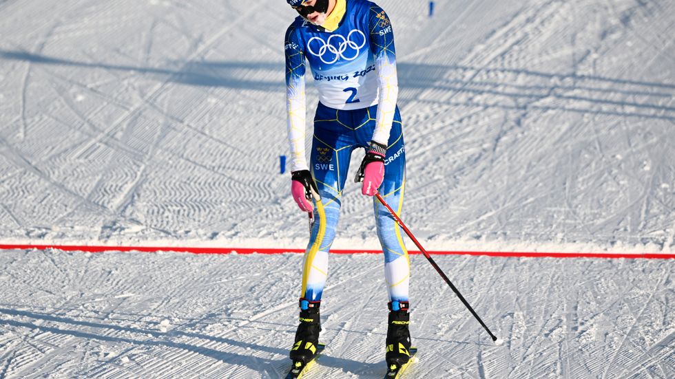 Frida Karlsson går i mål i damernas skiathlon under vinter-OS i Peking 2022.