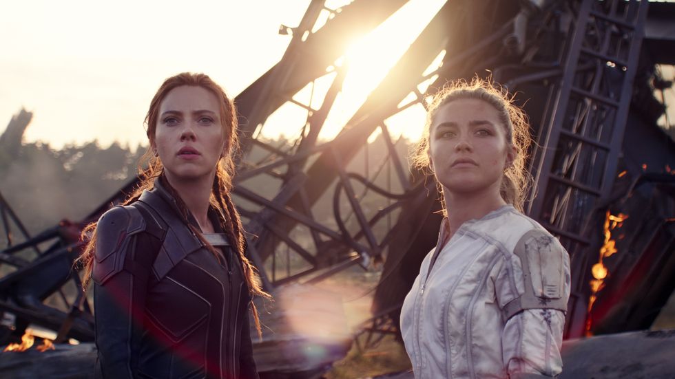 Scarlett Johansson och Florence Pugh som systrarna Natasha och Yelena Romanoff i ”Black widow”.