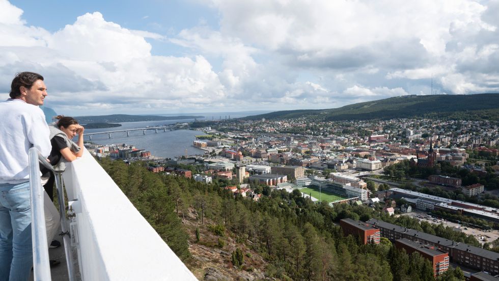 Människor betraktar på utsikten över Sundsvall. Fem centerpartister skriver att framtidens ekonomi kan skapa nya näringar som gynnar Sverige. 