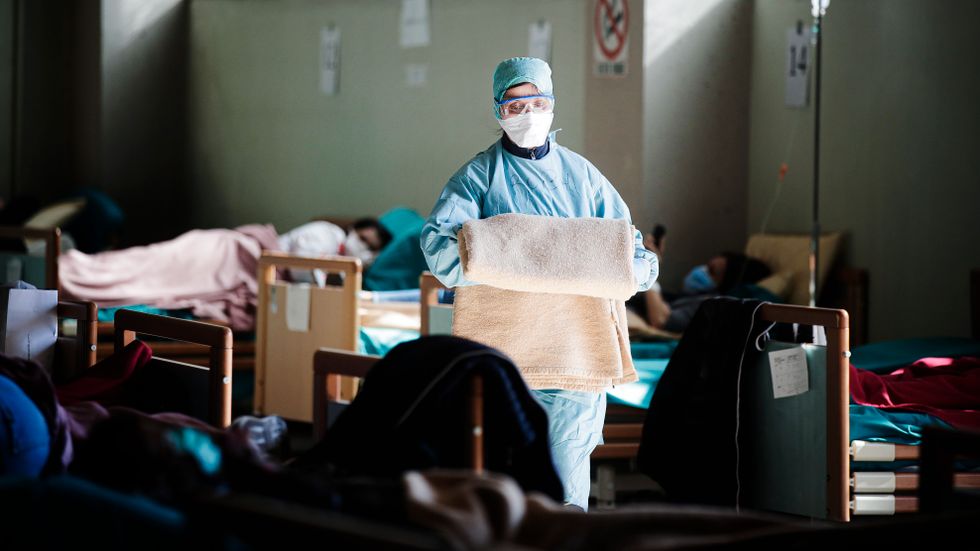 Sjukvårdspersonal vårdar patienter i tillfälliga lokaler i Brescia, öster om Milano. 