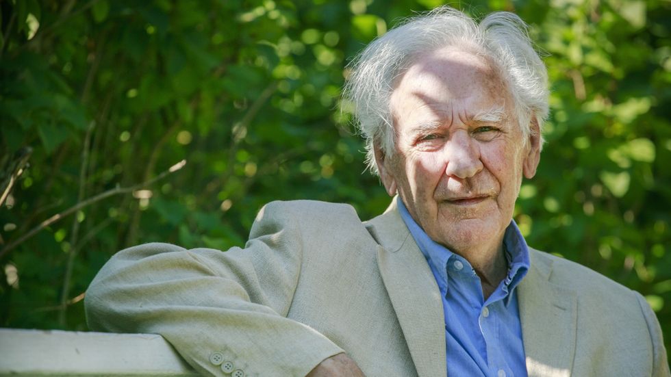 Lennart Sjögren är född 1930 och bosatt på Öland. Han debuterade 1958 med diktsamlingen ”Håll portarna öppna”, och tilldelades nyligen Tranströmerpriset för sin långa författargärning.