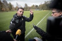 IFK Göteborgs tränare Poya Asbaghi rasar mot uppgifter i media om att han skulle vara på väg att sparkas. Asbaghi höll ett brandtal inför journalister efter Blåvitts träning på tisdagen.