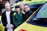 Ambulanssjukvårdarna Jörgen Blomkvist och Gunilla Lysholm, sjuksköterskan Peter Grip och Kevin Thompson från Kommunal vill inte ha sämre arbetstider.