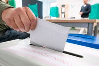 Det skulle fungera att trycka upp en extra röstsedel i samband med riksdagsvalet 2022, och hålla en folkomröstning om vinster i skolan, skriver debattörerna. 