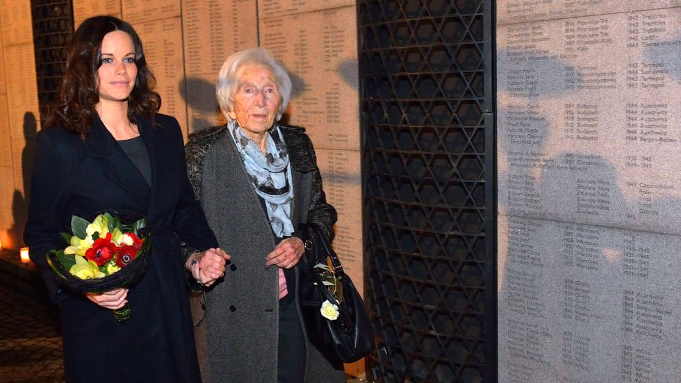 Prinsessan Sofia tillsammans med Hédi Fried efter minnesgudstjänsten i Stockholms synagoga på Förintelsens minnesdag. Arkivbild.