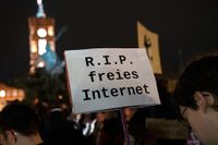 ”Vila i frid, fria internet”, är budskapet på en skylt vid en demonstration i Berlin inför omröstningen om upphovsrättsdirektivet i EU-parlamentet som hölls i tisdags, den 26 mars.  