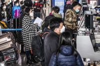 Resandet inför den kinesiska nyårshelgen väntas öka smittspridningen i landet. Bilden är tagen vid flygplatsen i huvudstaden Peking på söndagen.