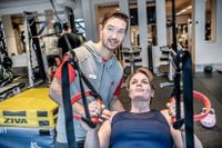 ”Den som gör uppehåll i träningen tappar snabbt formen. Men det kan också gå fort att komma tillbaka”, säger Andreas Rosenberg, personlig tränare på Friskis och svettis i Stockholm. Här assisterar han Evelina med övningar.