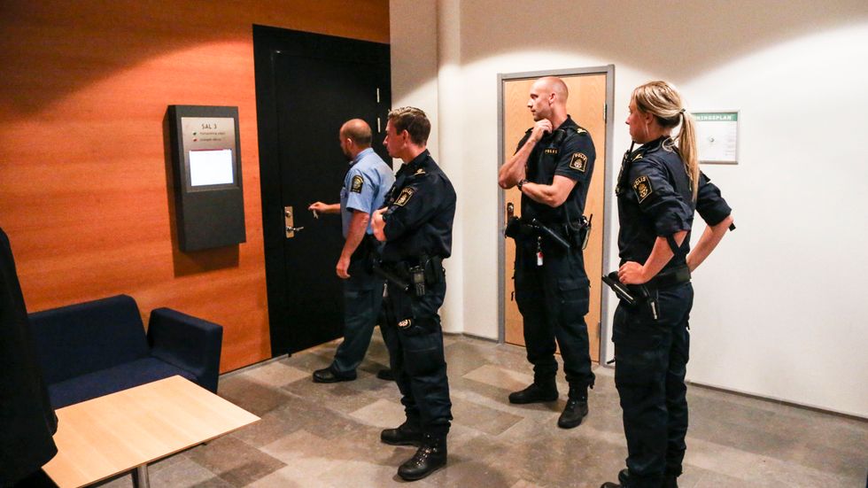 I eftermiddags tog rätten ställning till om de tre män som misstänks för terrorbrott i Syrien ska häktas. Åklagaren begärde att säkerheten vid Göteborgs tingsrätt höjdes.