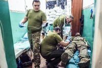 En skadad ukrainsk soldat behandlas på ett fältsjukhus i Donetsk.