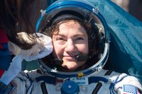 Jessica Meir undersöks av läkare på plats efter att ha landat i Kazakstan, efter över 200 dygn i rymden. Astronauterna möttes av fint väder med klar himmel och 16 grader i luften.