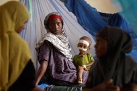 En kvinna och hennes barn får behandling för undernäring i staden Dadaab vid gränsen mellan Somalia och Kenya. Svältande ­människor vandrar i veckor genom ödemarken för att leta efter mat. Mer än två miljoner barn riskerar att dö.