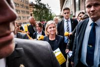 En ekonomikommission skulle påskynda arbetet och undvika överflödiga utredningar, menar debattörerna. På bilden finansminister Magdalena Andersson på budgetpromenad hösten 2017.