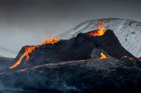 Vulkanen Geldingadalur, som ligger nära huvudstaden Reykjavik, vid ett utbrott den 24 mars 2021.