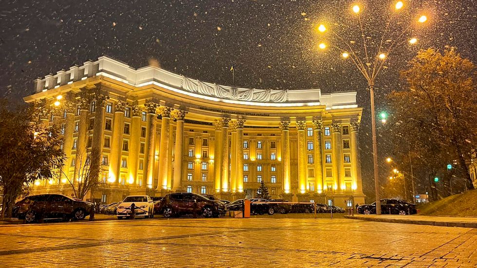 Ukrainska regerings- och myndighetssajter släcktes ned i en hackerattack på fredagen. På bilden ukrainska utrikesdepartementet i Kiev. Arkivbild.